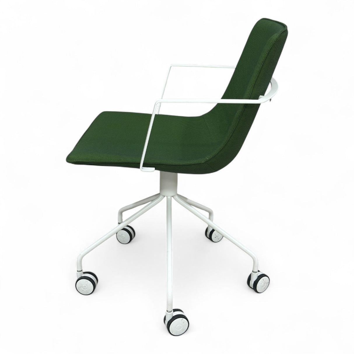 Nyrenset kontorstol grønn