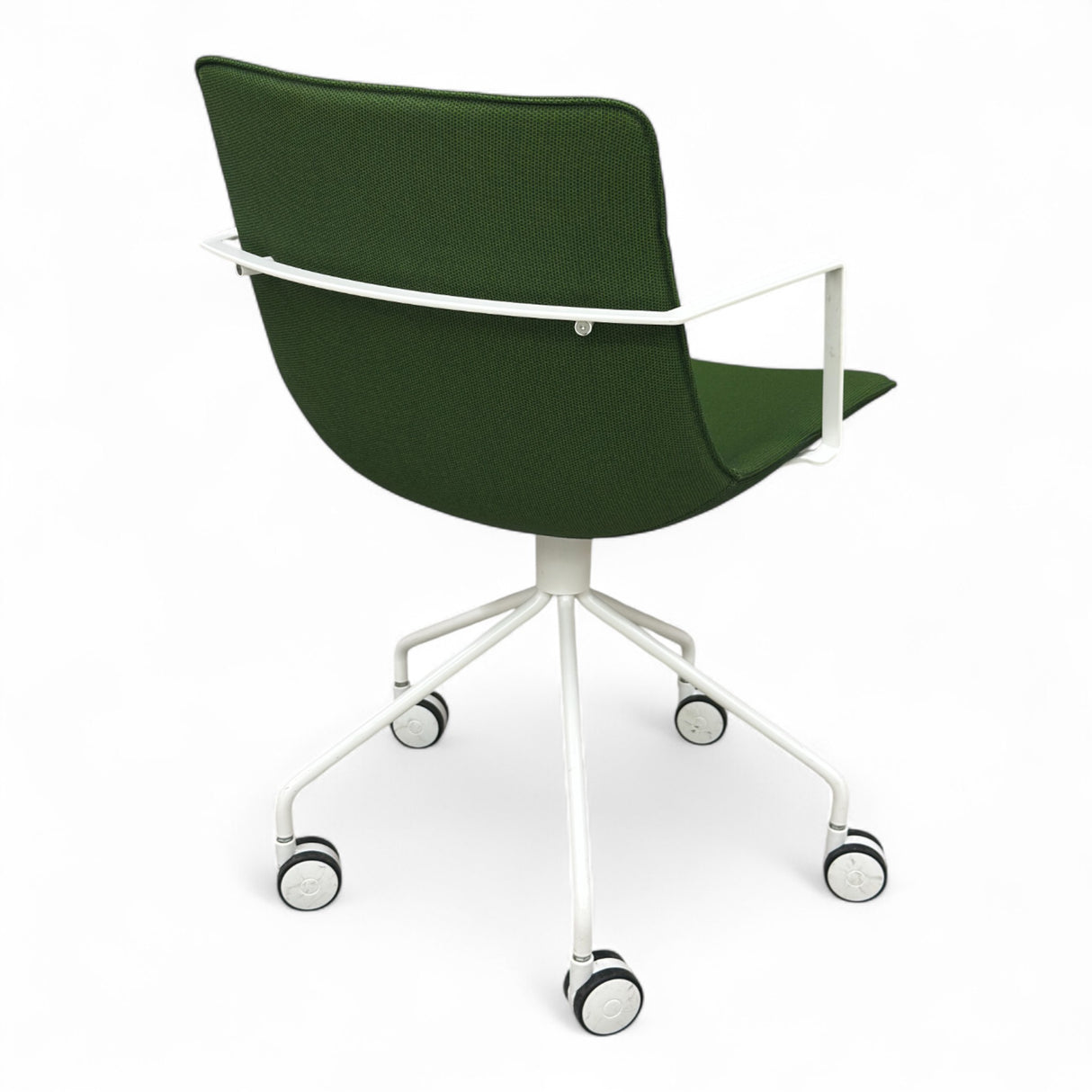 Nyrenset kontorstol grønn