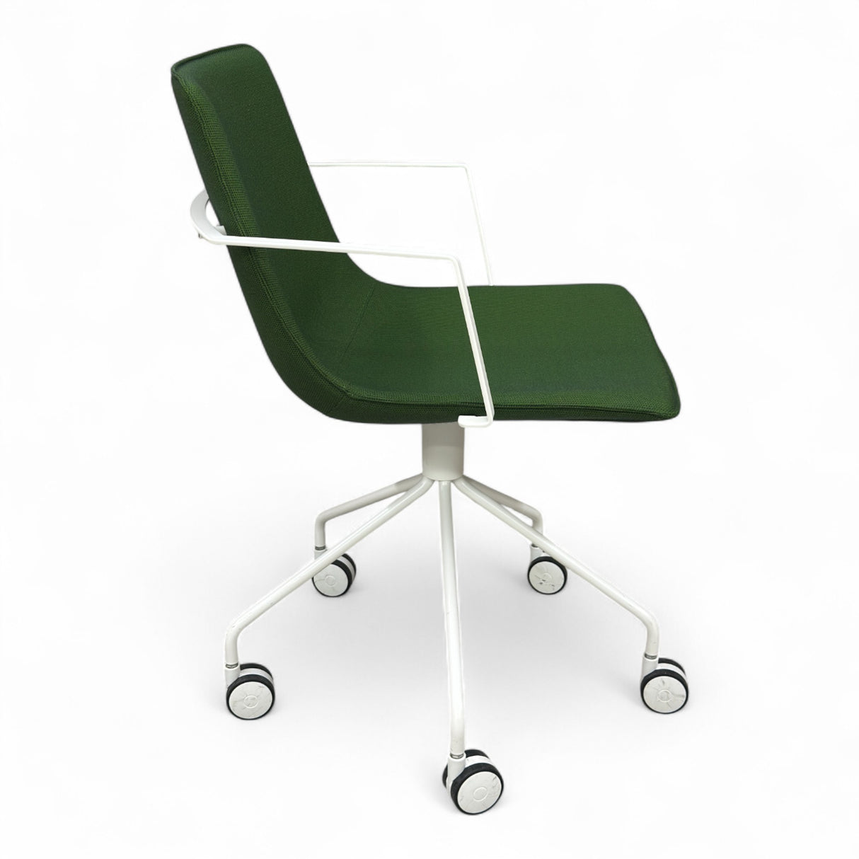 Nyrenset kontorstol grønn