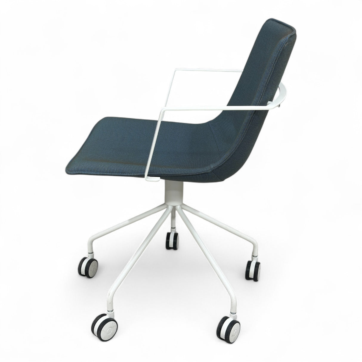 Nyrenset kontorstol blå