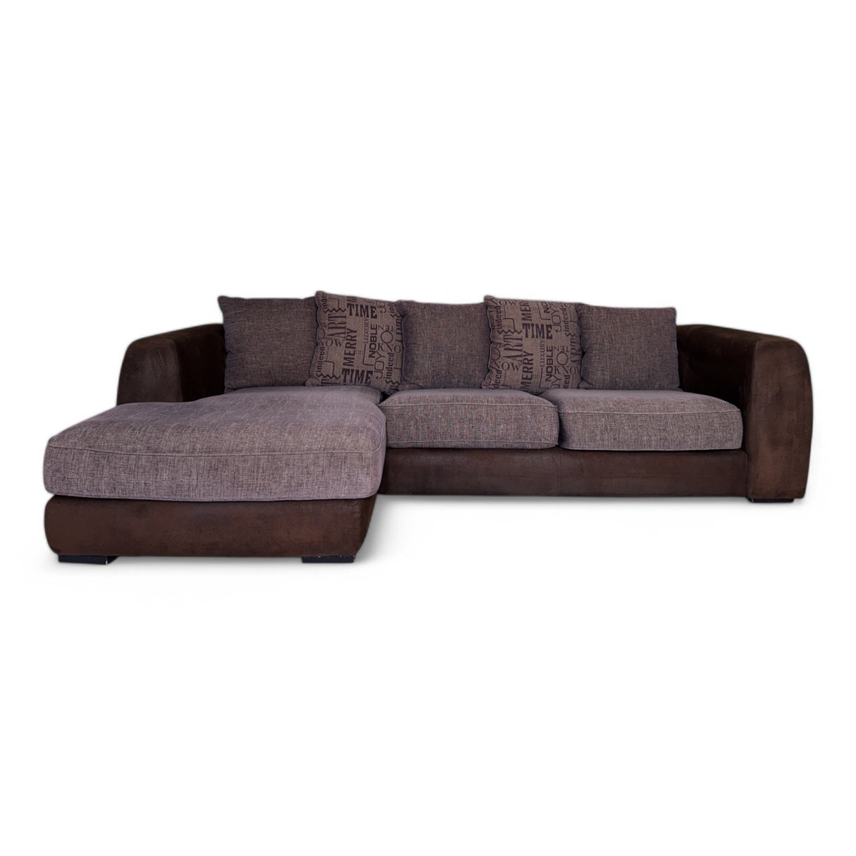 boston_sofa_i_brun_farge_med_mønstret_puter