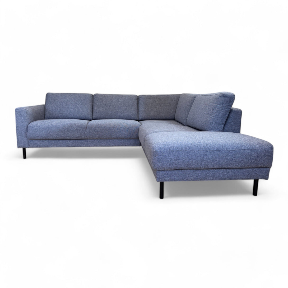 sofa_i_en_moderne_lys_grå_farge,_med_svarte_ben